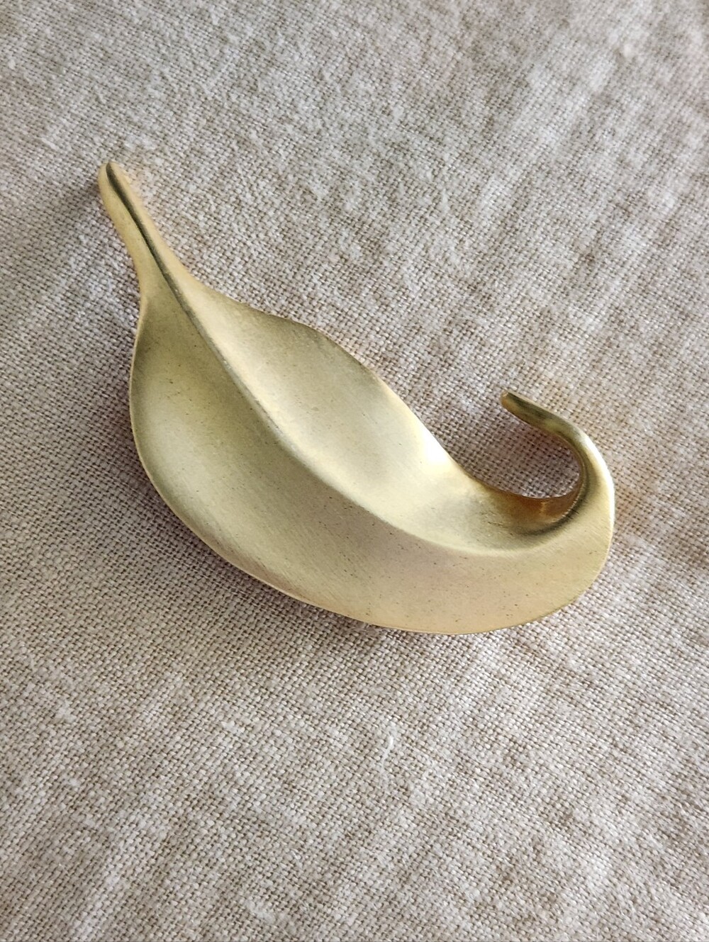 Vintage Gold Leaf-Shaped Brooch Pin